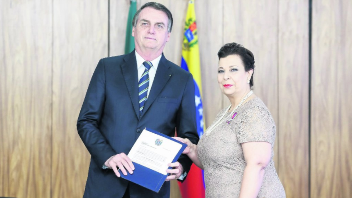 Fotografía cedida por la Presidencia de Brasil que muestra a su presidente, Jair Bolsonaro (izq.), mientras recibe el martes 4 de junio de 2019 las credenciales de la venezolana María Teresa Belandria (der.), designada embajadora por el jefe de la Asamblea Nacional de Venezuela, Juan Guaidó, reconocido por el Gobierno brasileño como mandatario “legítimo e interino”, en Brasilia (Brasil).