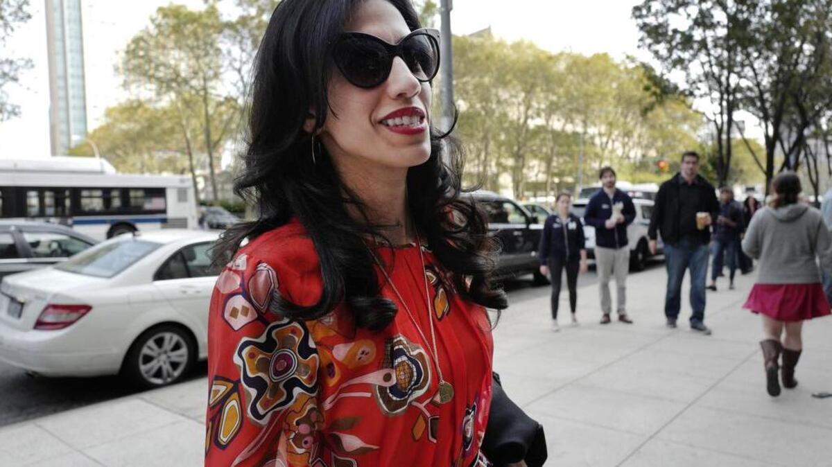 Los correos electrónicos que ahora investiga el FBI pertenecen a Huma Abedin, asistente de la candidata demócrata Hillary Clinton.