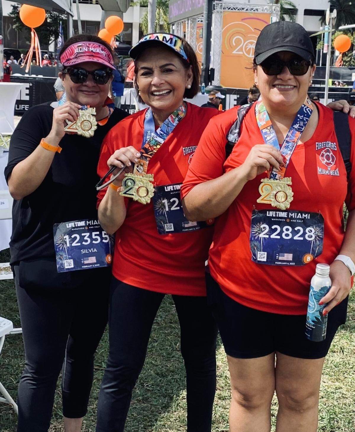 La periodista María Antonieta Collins tras participar en el medio maratón de Miami, el domingo 6 de febrero de 2022.