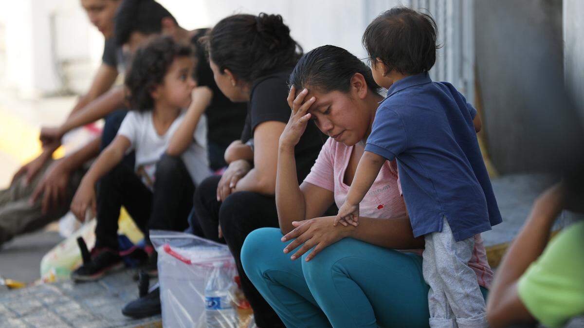 Un grupo de mujeres y niños espera en un centro de inmigración el martes, 16 de julio de 2019, en Nuevo Laredo, México. Una propuesta en el Congreso de EEUU aprobaría $577 millones para abordar las causas de la migración desde países centroamericanos a Estados Unidos.