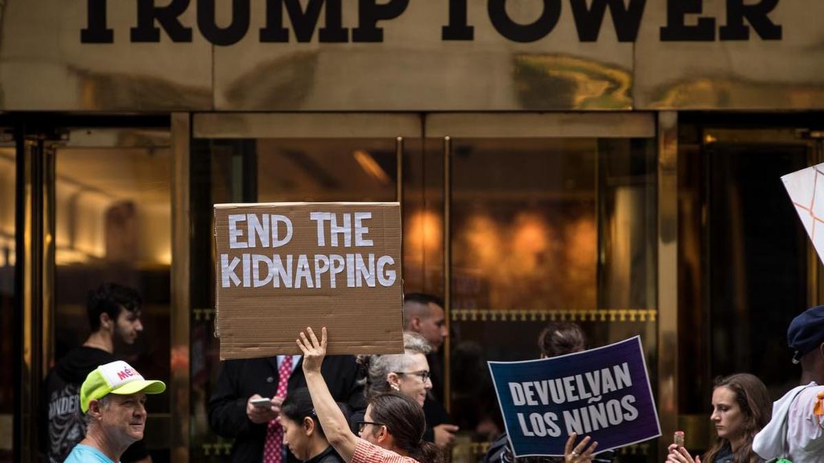 Activistas protestan frente a la Torre Trump, en Manhattan, contra la política migratoria de la Casa Blanca, el 25 de julio.