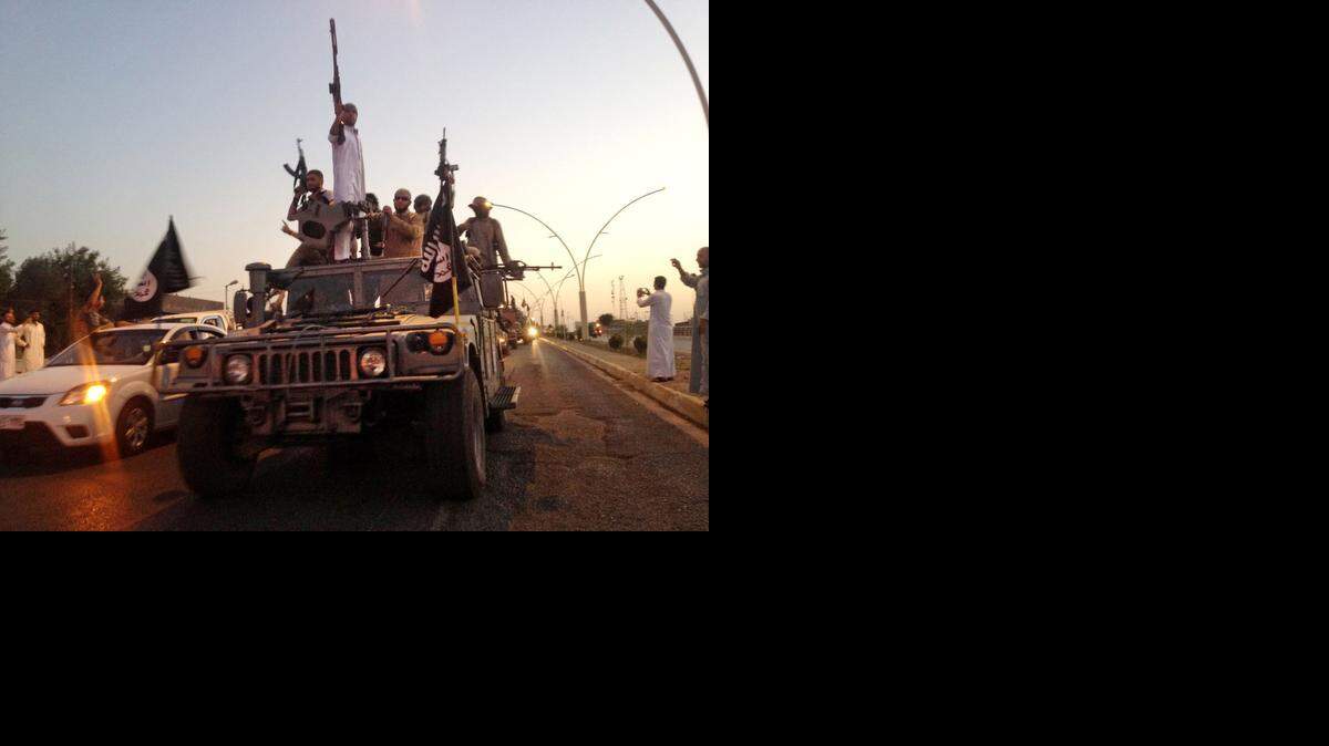 
Combatientes del Estado Islámico desfilan por las calles de la ciudad de Mosul, en el norte de Irak, en esta imagen del pasado junio.

