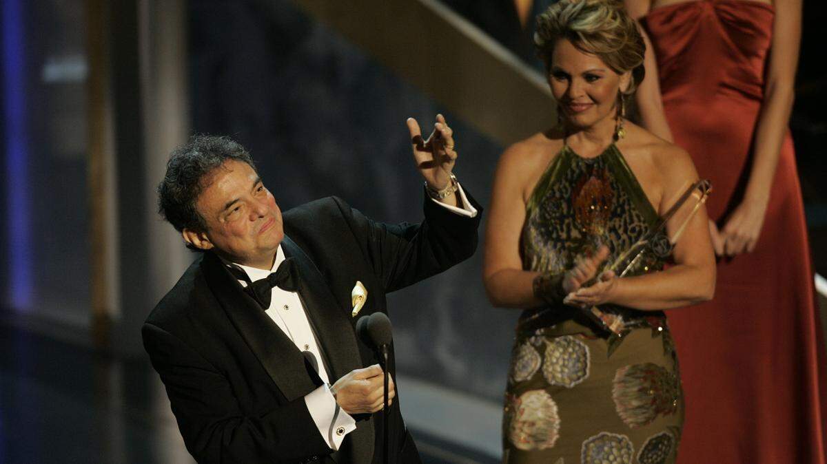 El cantante mexicano José José acepta un premio Latin Grammy el 2 de noviembre de 2005, en Los Ángeles. José José falleció a los 71 años el 28 de septiembre de 2019 en Miami, Florida.