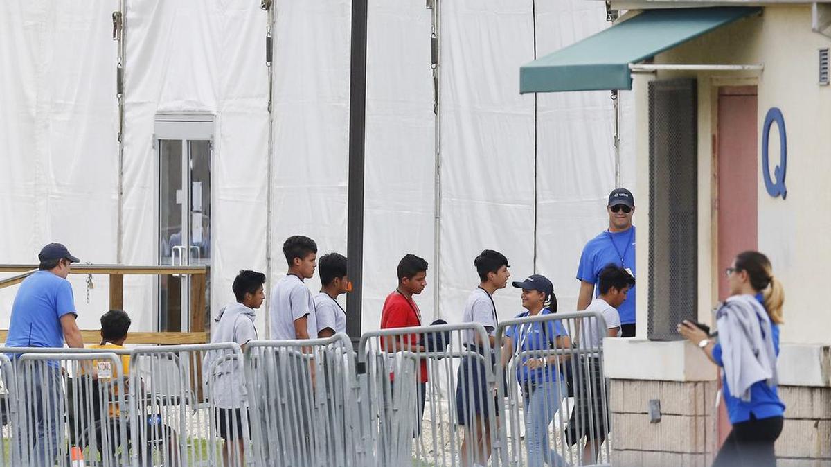 Niños inmigrantes caminan en fila en un albergue para menores sin sus padres en Homestead, Florida, el 20 de junio.