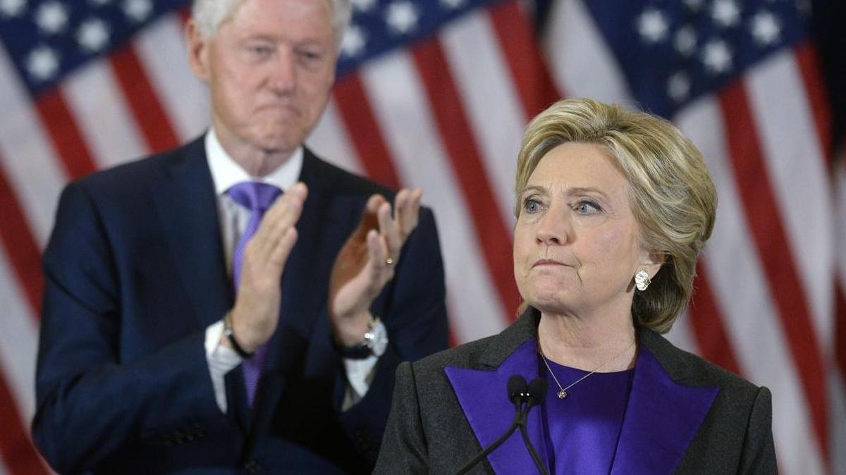 Hillary Clinton, junto a su esposo, el ex presidente Bill Clinton, habla en el hotel New Yorker, en Nueva York, el miércoles, tras su derrota en las elecciones frente al candidato republicano Donald Trump.