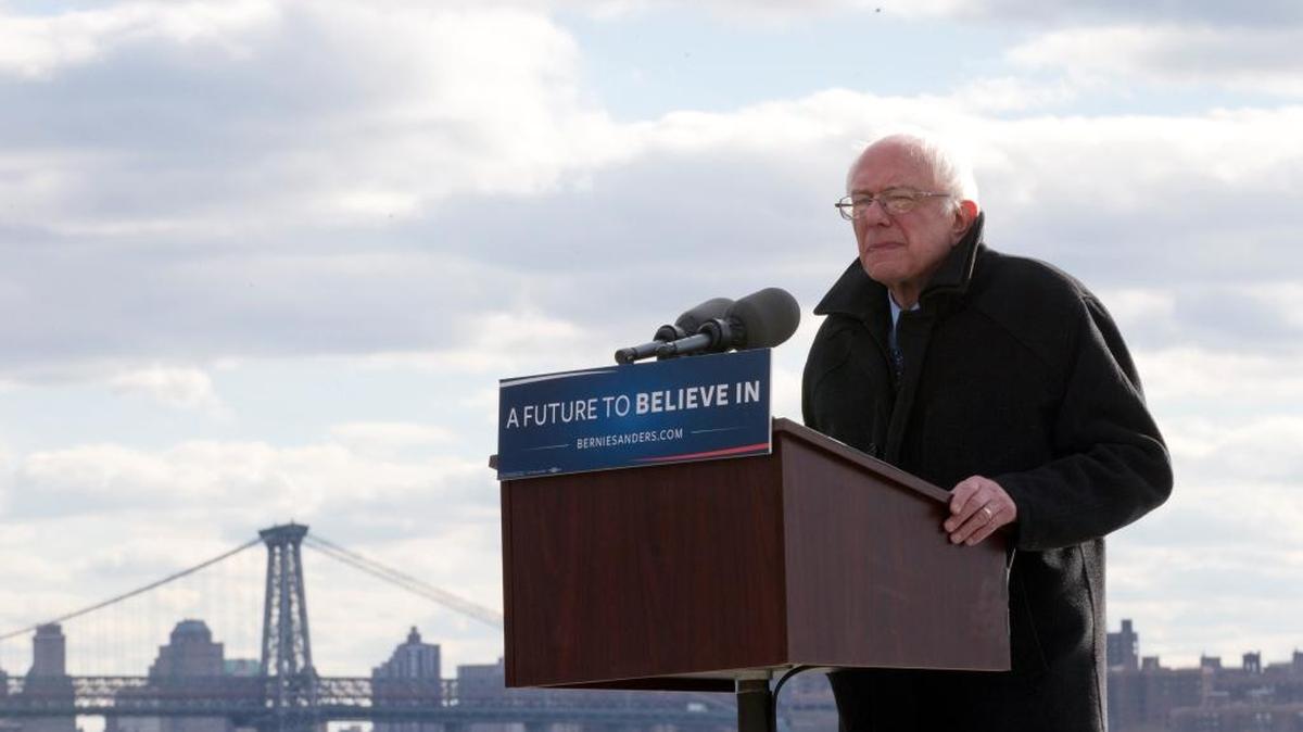 El senador y candidato demócrata Bernie Sanders preside un acto de campaña el viernes en el distrito neoyorquino de Brooklyn. Sanders tiene una gran popularidad, sobre todo entre los jóvenes.
