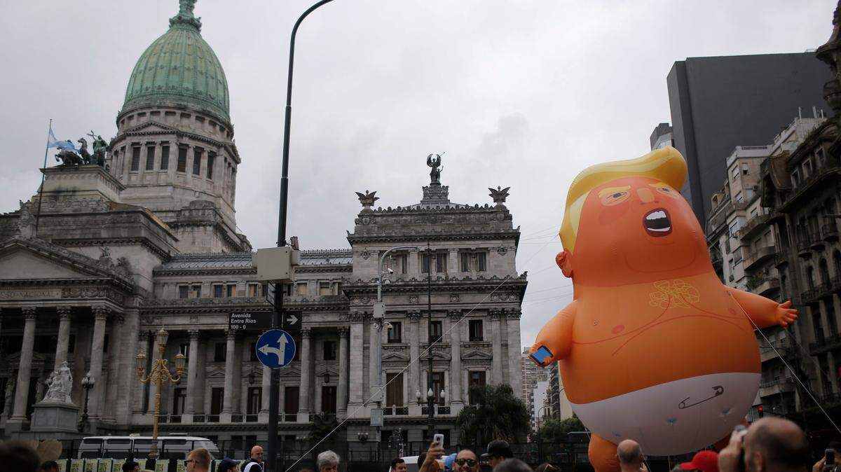 Críticos de la Cumbre del G20 transportan un globo del presidente Donald Trump en forma de bebé, el jueves en Buenos Aires.