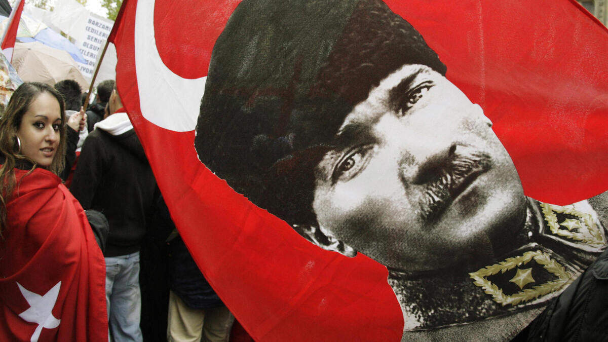 Una protesta en Turquía en el 2007 con la imagen del fundador de la república turca Mustafá Kemal Ataturk, considerado uno de los ejemplos del “dictador benevolente”, líderes autoritarios que ejercieron poder absoluto.