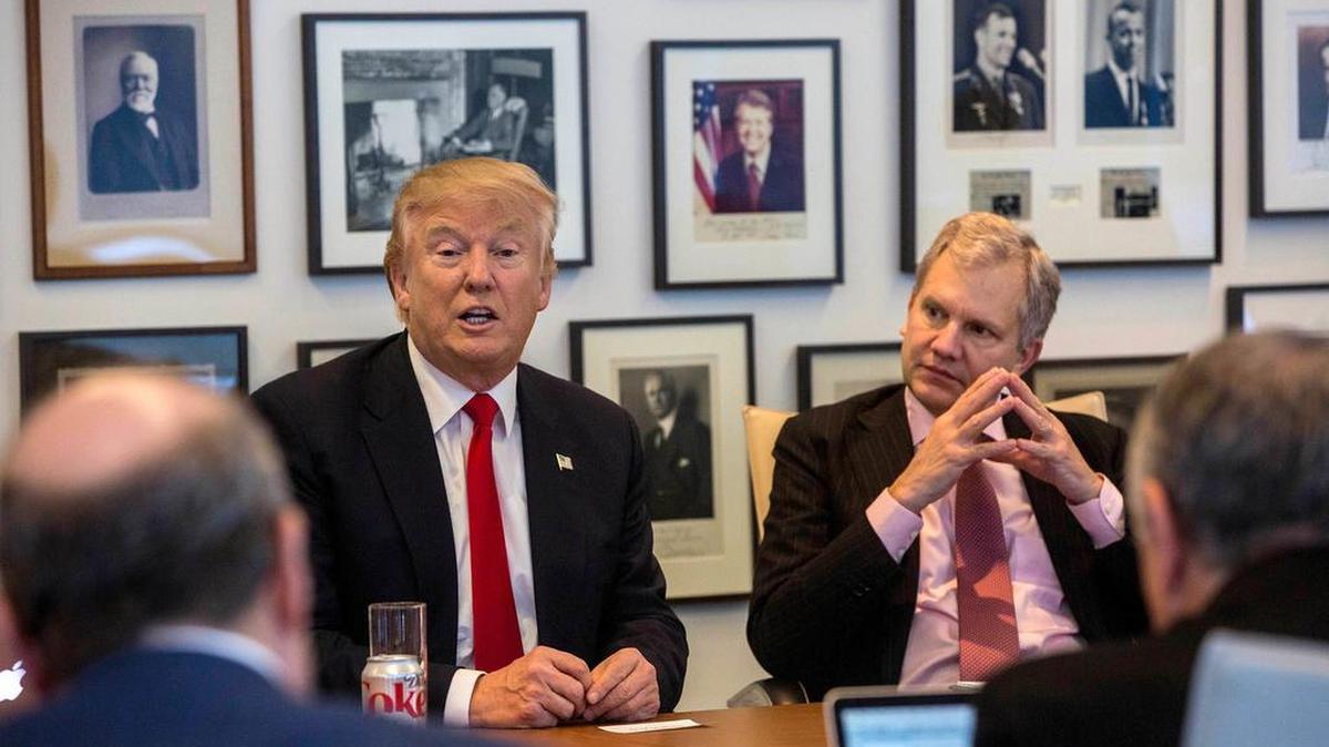 El presidente electo Donald Trump, a la izquierda, y el editor del New York Times Arthur Sulzberger Jr., participan durante una reunión con editores y reporteros en el edificio de The New York Times.