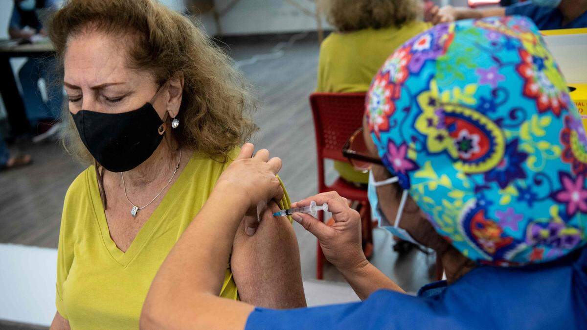 Una enfermera aplica la vacuna china Coronavac contra el COVID-19 a una mujer, el miércoles 10 de febrero de 2021, en el Parque Bicentenario en Santiago de Chile.