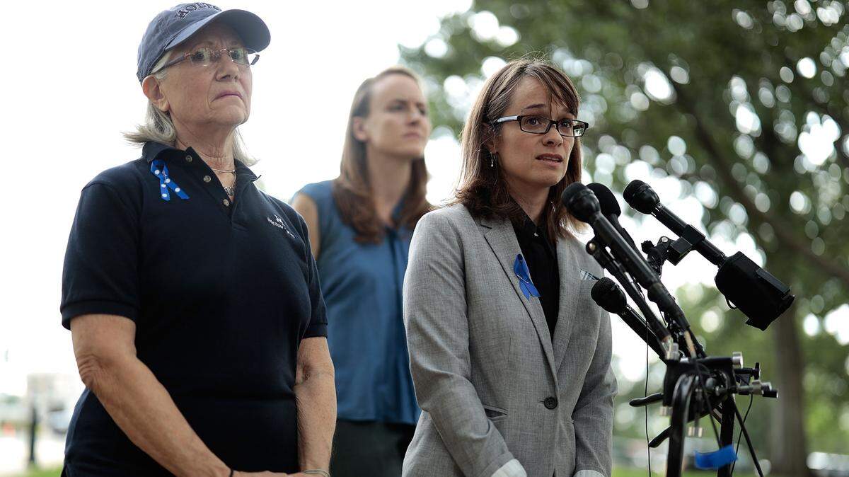 De izquierda a derecha: Karen Bralove, Sarah Burgess and Alexis Goldstein, ex alumnas de la secundaria Holton-Arms, hablan con los medios de comunicación tras entregar una carta en apoyo a Christine Blasey Ford, el jueves en el Capitolio de Washington D.C. Ford acusó al juez Brett Kavanaugh de que él intento abusar sexualmente de ella cuando eran adolescentes.