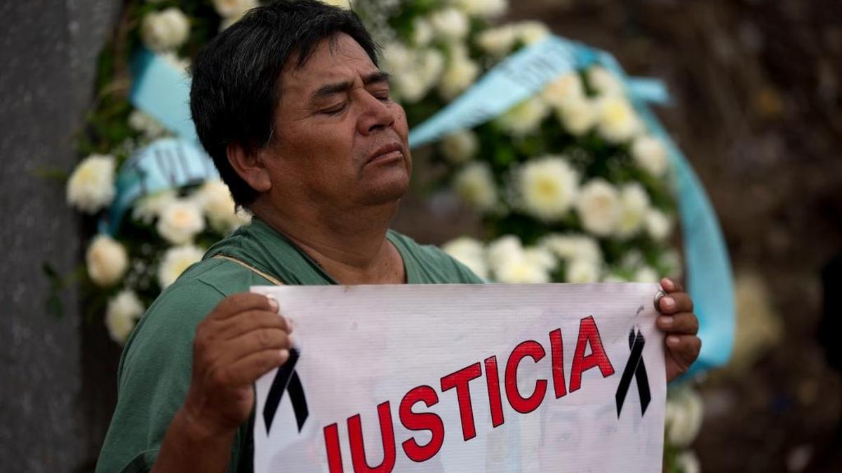 
Una persona recuerda a los estudiantes fallecidos en Iguala, Guerrero, en el lugar que se encontró el cuerpo de Julio Cesar Mondragón. 
