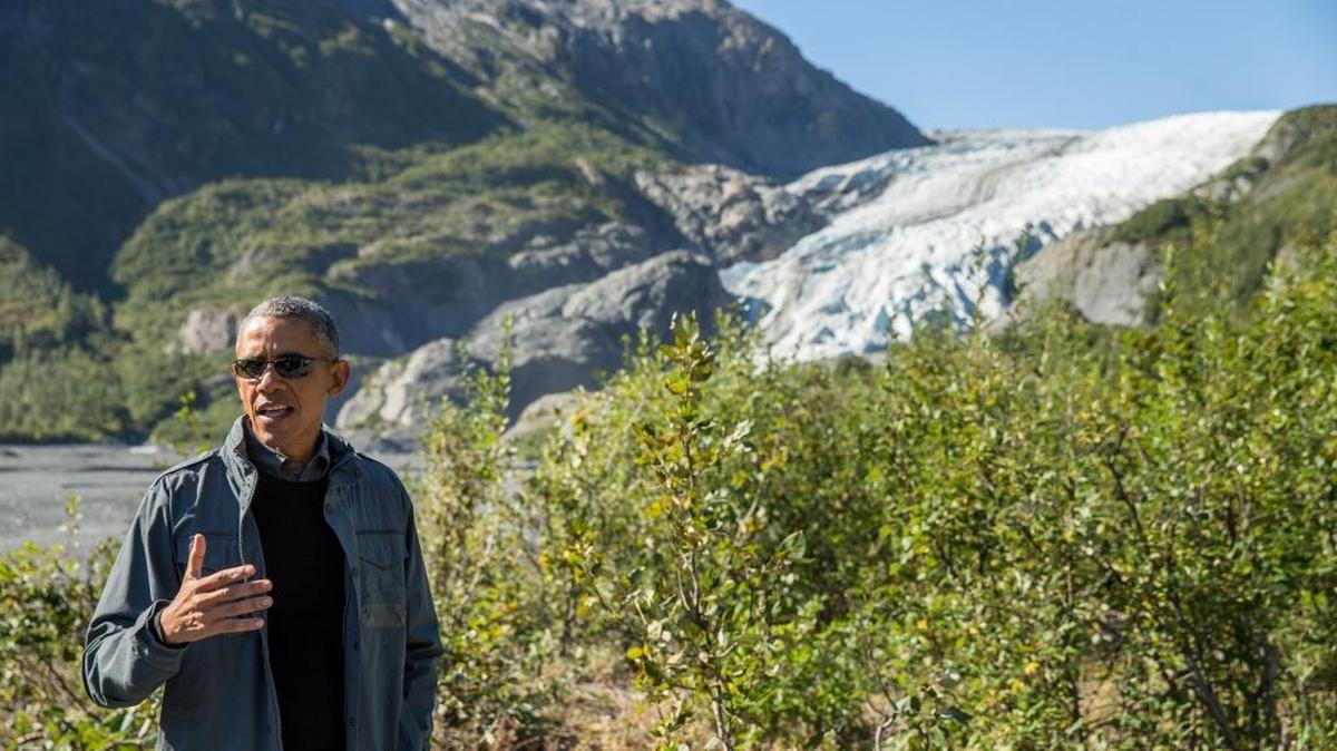 El presidente Barack Obama habla a la prensa cerca del Exit Glacier en Seward, Alaska, el 1ro de septiembre del 2015, en un viaje para alertar sobre el cambio climático.