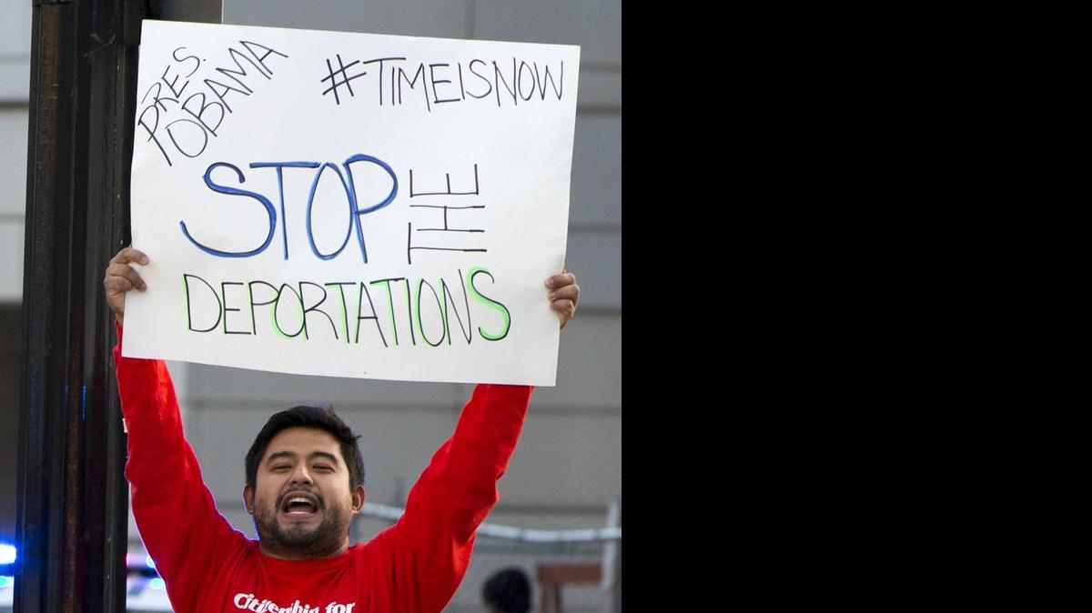 
Un hombre sostiene una pancarta pidiendo se paren las deportaciones durante una protesta en apoyo a una reforma migratoria en Washington, DC, en octubre pasado.

