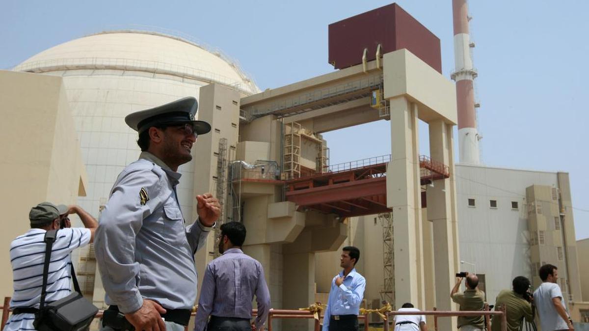 Un guardia de seguridad observa a los periodistas en el exterior de la planta nuclear iraní de Bushehr, en agosto del 2010. La planta, construida por los rusos, sufrió ese año un ataque informático con el virus Stuxnet.