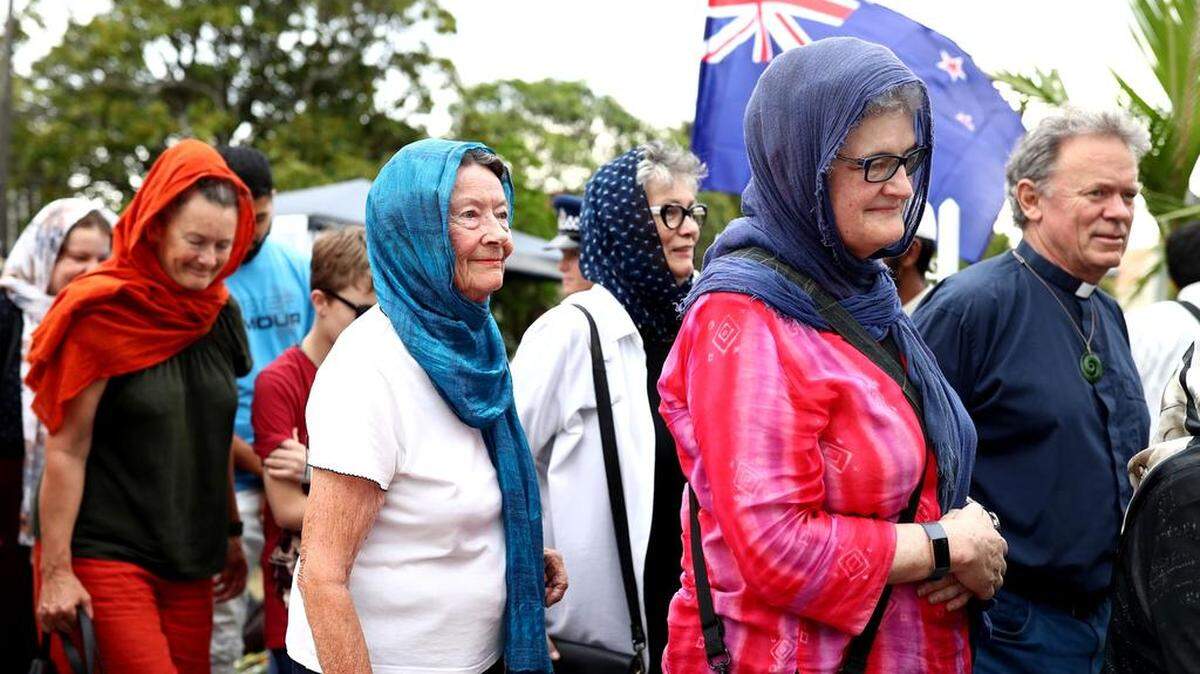 Invitados llegan a la Mezquita Ponsonby Masjid durante un servicio abierto a personas de todos los credos el 22 de marzo de 2019 en Auckland, Nueva Zelanda.