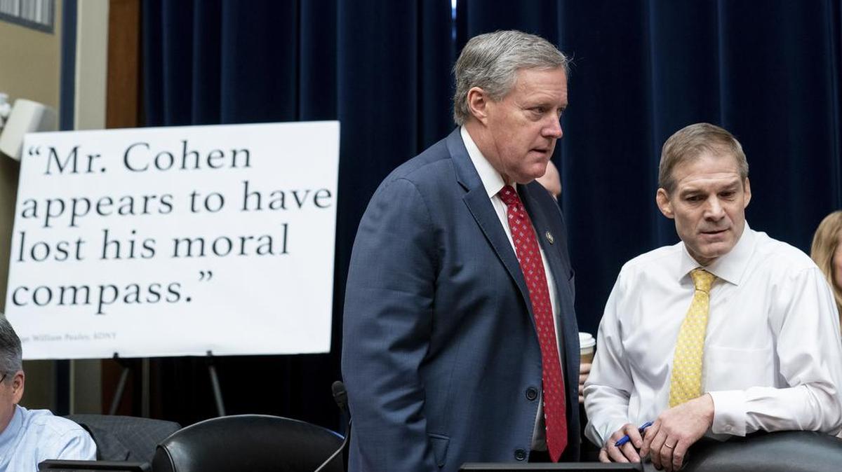 Los congresistas republicanos Mark Meadows (Carolina del Norte, izq.) y Jim Jordan (Ohio) participaron en la audiencia de Michael Cohen, ex abogado personal de Donald Trump, el 27 de febrero en el Capitolio. Atrás hay una pancarta que dice, “Parece que el Sr. Cohen ha perdido su compás moral”.