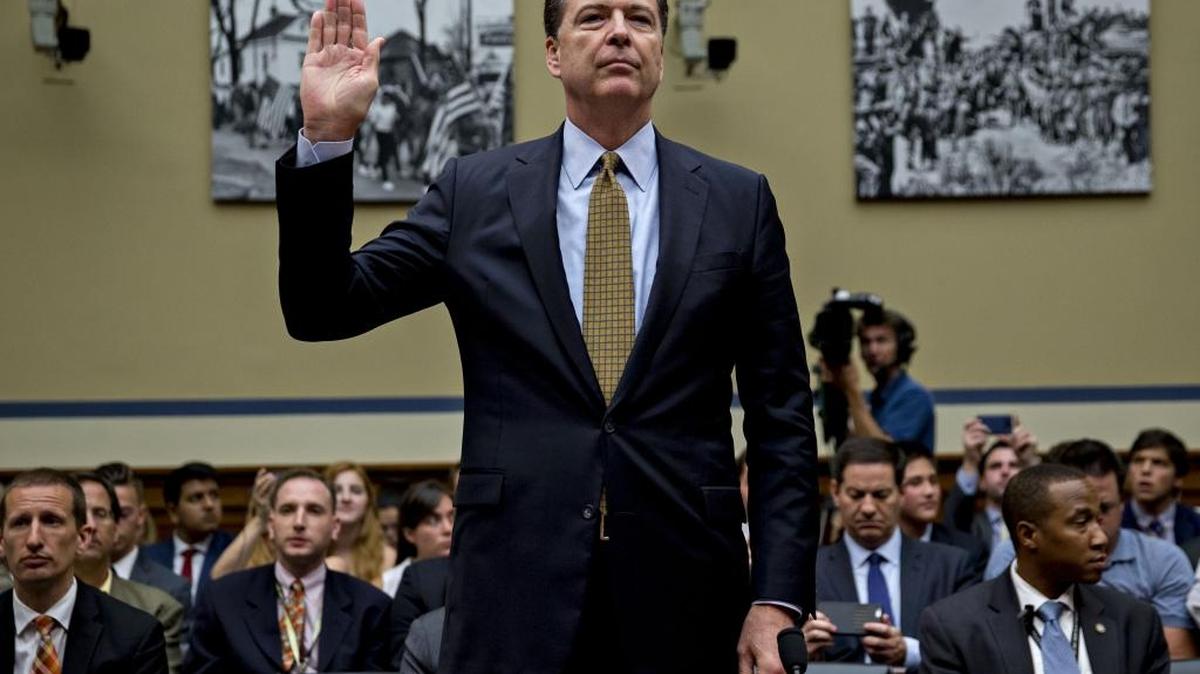 James Comey, director del FBI, presta juramento en la Cámara de Representantes el jueves pasado, antes de declarar sobre el caso de los e-mails privados de la ex secretaria de Estado Hillary Clinton, candidata demócrata a la presidencia.