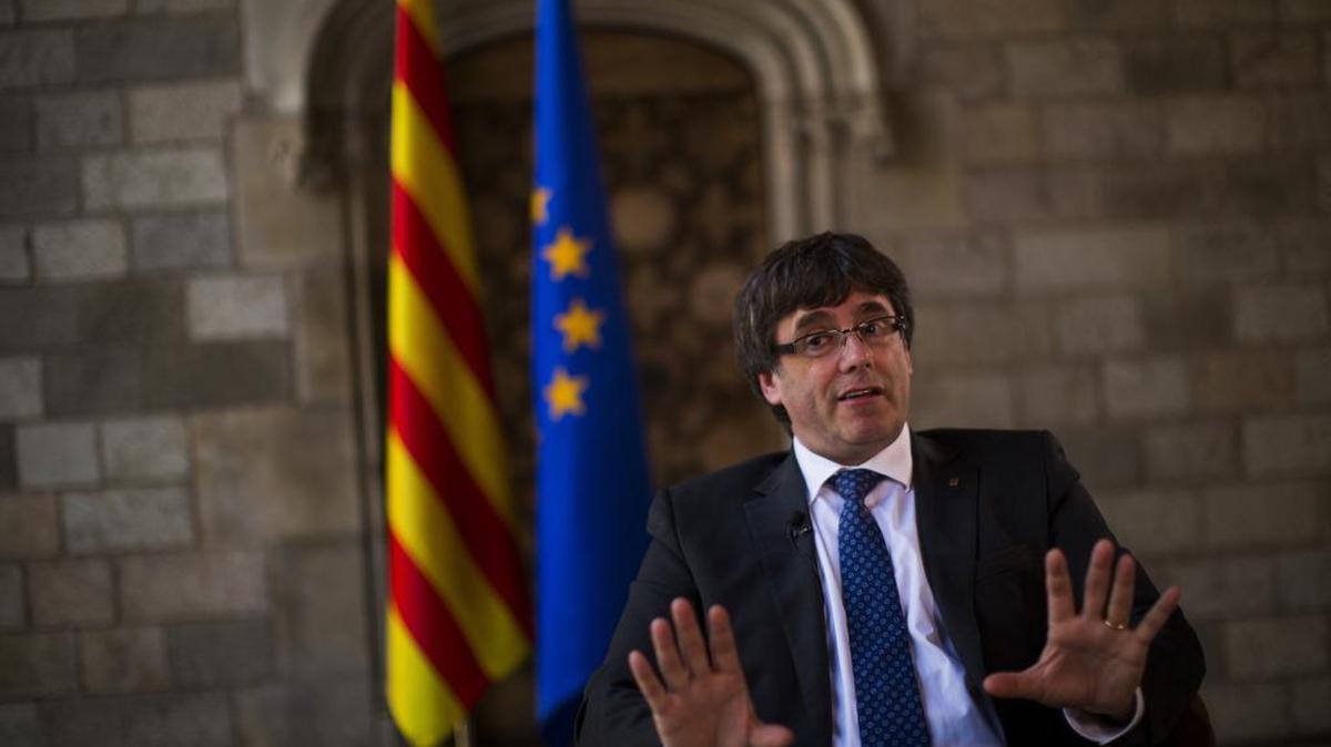 El presidente de la Generalitat de Cataluña, Carles Puigdemont, habla con la presnsa en la sede del gobierno en Barcelona, este miércoles.