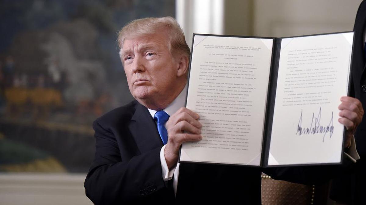 El presidente Donald Trump muestra la orden que reconoce a Jerusalén como la capital de Israel, el 6 de diciembre en la Casa Blanca.