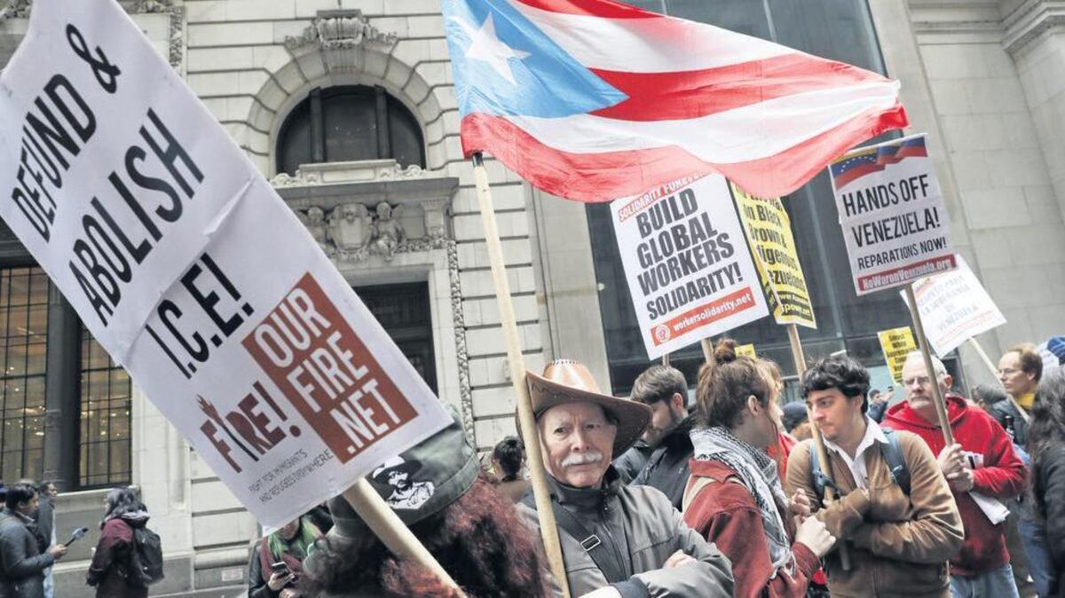 Activistas se reúnen el 1 de mayo frente a una propiedad de Donald Trump en Nueva York, para protestar las políticas migratorias del gobierno de EEUU y el trato hacia Puerto Rico.