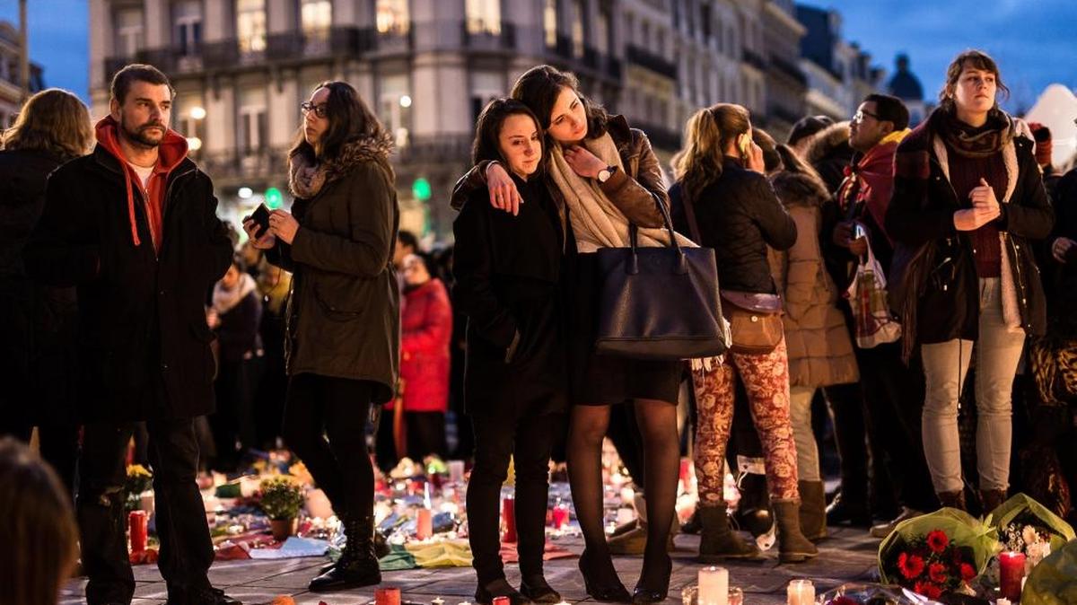 Una multitud se reúne el miércoles pasado en la Plaza de la Bolsa, en Bruselas, para rendir tributo a las víctimas de los atentados cometidos el martes pasado por terroristas del Estado Islámico.