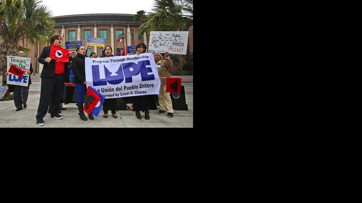 
Un grupo protesta la decisión del juez Andrew Hanen afuera de la corte federal de Brownsville, Texas, el martes.


