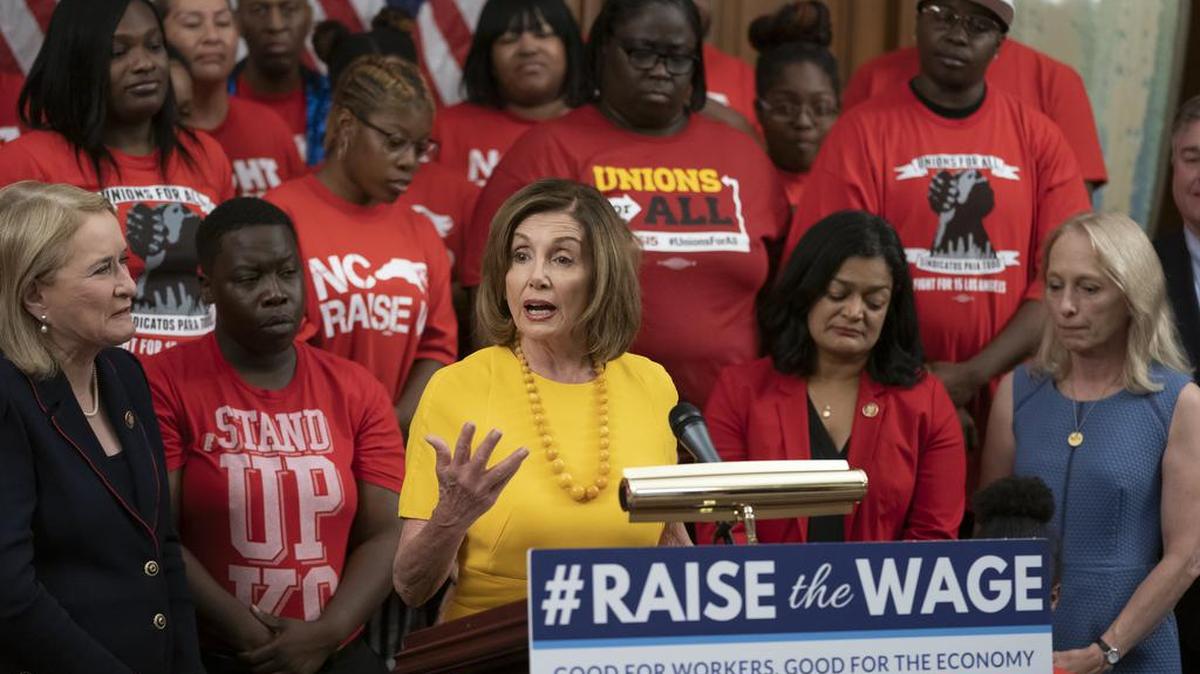 La presidenta del Congreso, Nancy Pelosi, junto a otros demócratas lograron aprobar una ley que estipula como $15 el salario mínimo federal.