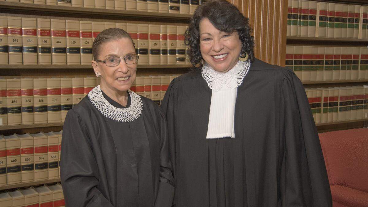 Las magistradas de la Corte Suprema de Estados Unidos, Ruth Bader Ginsburg (izq.) y Sonia Sotomayor, en el 2009.