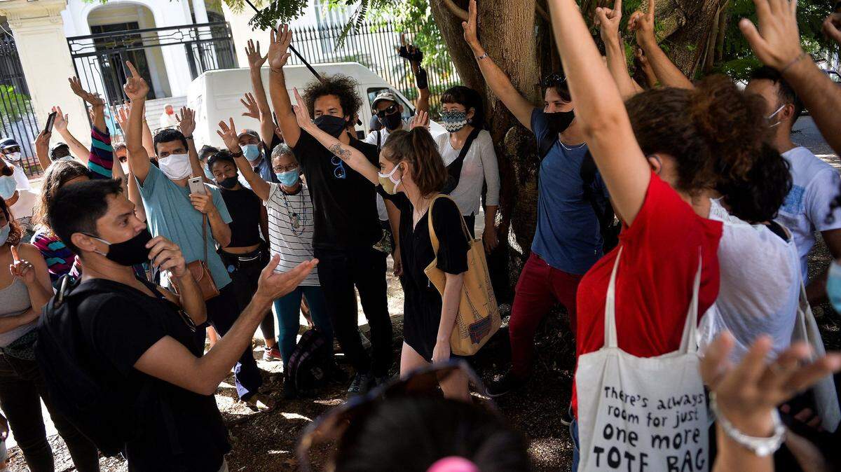 Un grupo de artistas protesta frente a la sede del Ministerio de Cultura, el 27 de noviembre de 2020, en La Habana, Cuba.