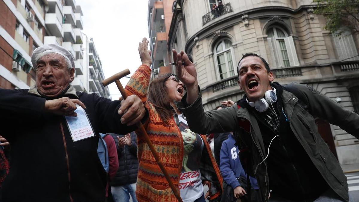 Un grupo de personas gritan consignas a favor de la expresidenta Cristina Fernández de Kirchner mientras la Policía Federal allana su casa el jueves 23 de agosto en Buenos Aires.