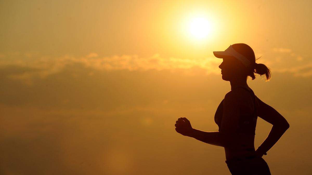 Hacer ejercicios con frecuencia nos ayudará a tener una visión de la vida mucho más optimista. Pero a pesar de ser conscientes de ello, a muchas personas les cuesta hacer deportes