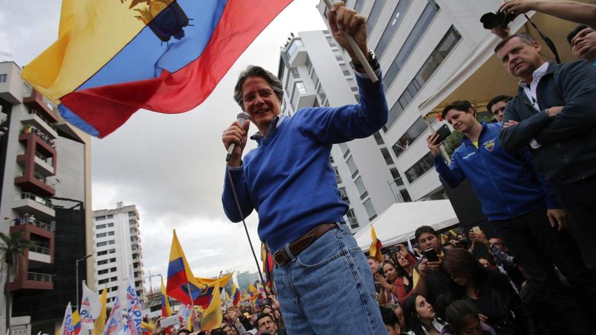 El candidato opositor Guillermo Lasso en un evento frente al colegio electoral en Quito, Ecuador, el 3 de abril.