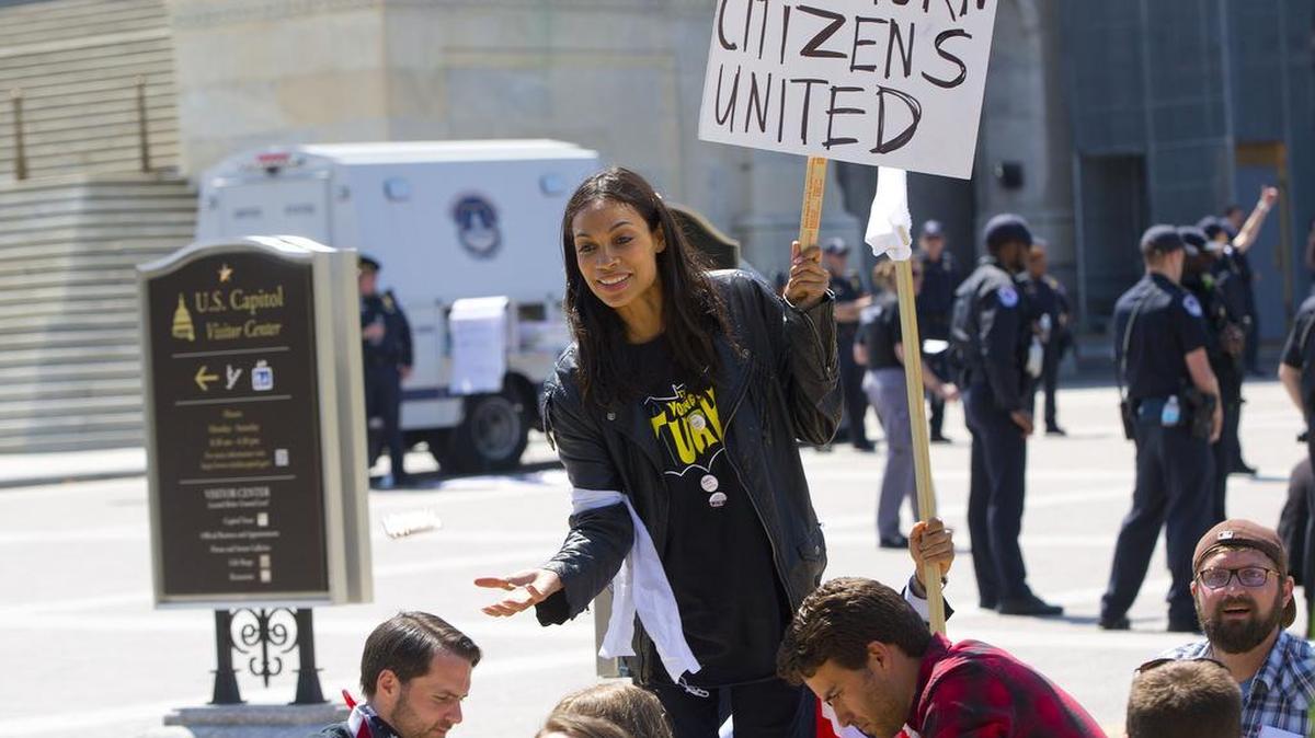 La actriz Rosario Dawson participa en una manifestación frente al Capitolio de Washington, el viernes pasado, exigiendo un límite a las donaciones políticas de las corporaciones.