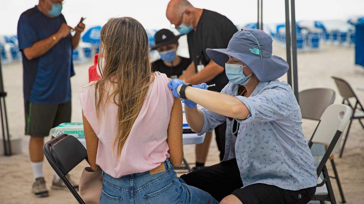 Una mujer recibe la vacuna de Johnson & Johnson en un punto de vacunación temporal que fue instalada en la playa a la altura de la calle 16, en Miami Beach, el domingo 2 de mayo de 2021.