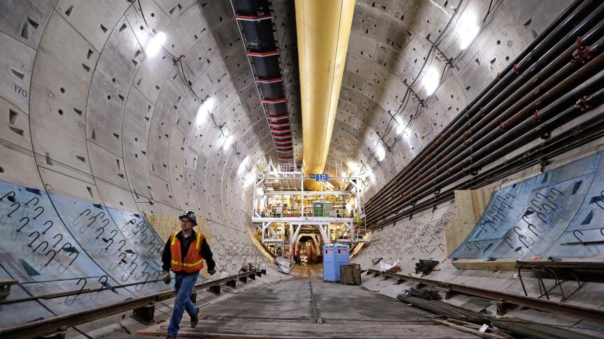 Un trabajador camina por el túnel de la State Route 99, que se encuentra en construcción, en Seattle.