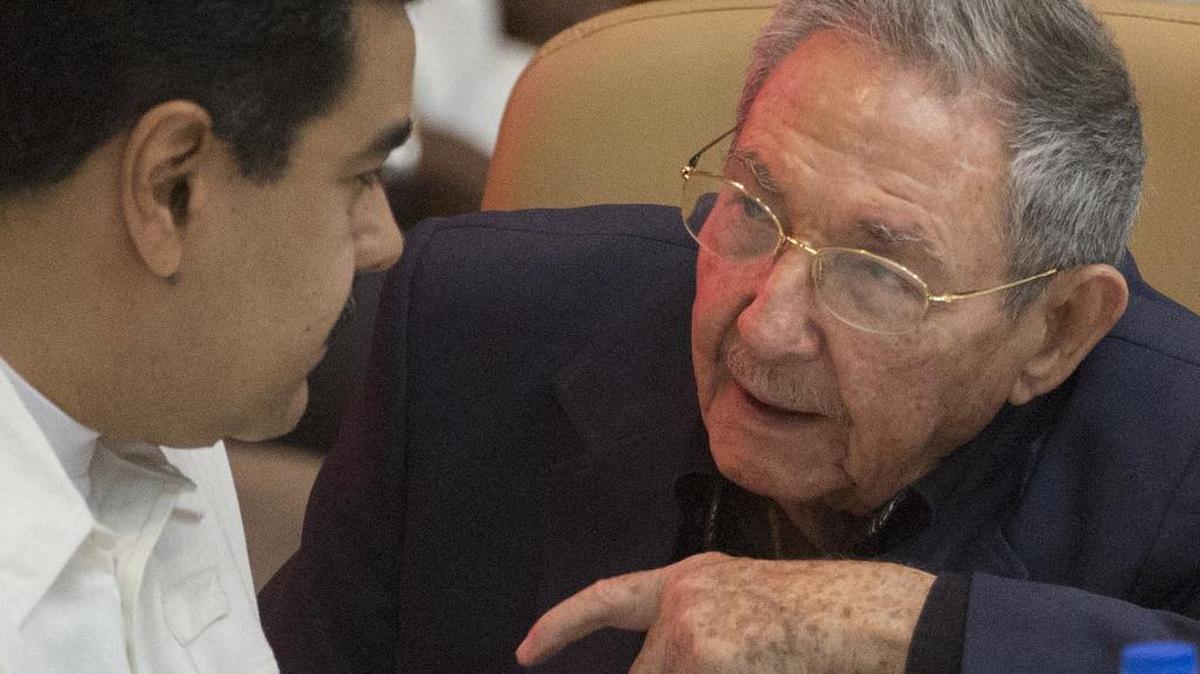 Los gobernantes Raúl Castro y Nicolás Maduro celebran el pasado de 14 de diciembre el XIII aniversario de la Alianza Bolivariana para los Pueblos de Nuestra América (ALBA) en La Habana. Maestro y alumno llevan a sus países al fondo del abismo.