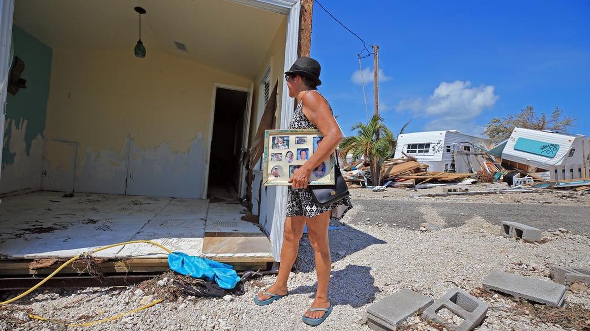 Laura Costello sujeta un álbum de fotos familiares, lo único que pudo salvar de su vivienda en el parque de casas móviles de Seabreeze, en Islamorada, tras el azote de Irma.