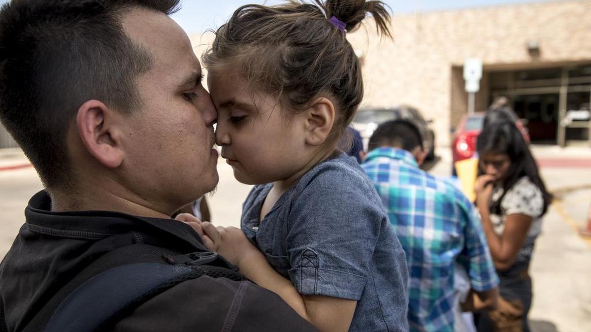 Un inmigrante carga a su hija de tres años en McAllen, Texas, el 3 de julio, después de ser procesados por las autoridades de inmigración.
