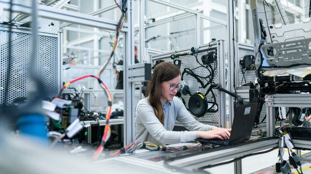 Mantenerse actualizado con los avances tecnológicos de vanguardia es fundamental para la productividad laboral.