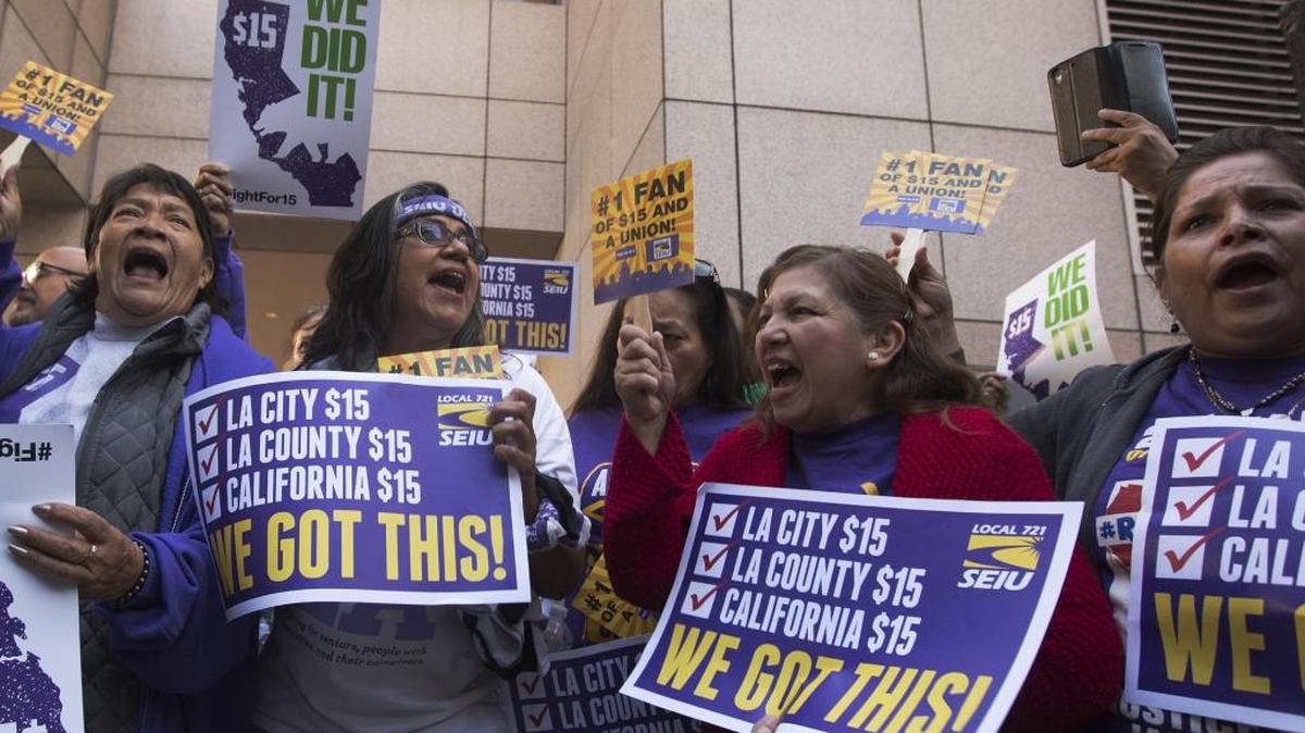 Integrantes de un sindicato celebran la promulgación de una ley en California el 4 de abril que sube el salario mínimo a $15 la hora.