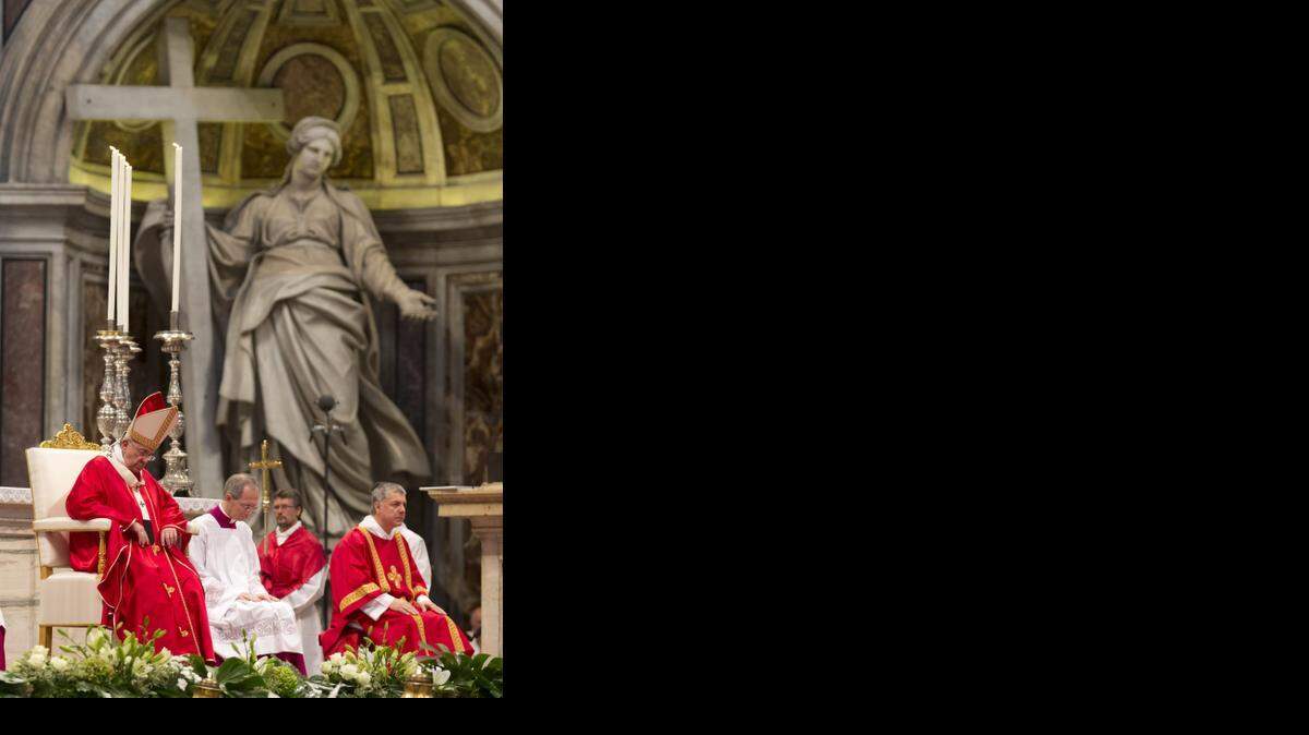 
El Papa Francisco durante una ceremonia nupcial en la Basílica de San Pedro, en el Vaticano, el domingo pasado, en la que casó a 20 parejas.
