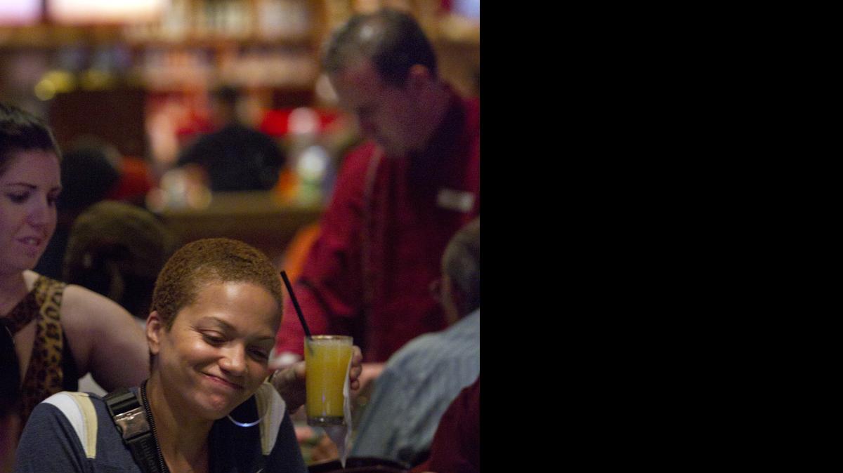 
Lisa Johnson, de Maryland, juega al blackjack en el casino Seminole Hard Rock, en Hollywood, Florida, en esta imagen del 2011.
