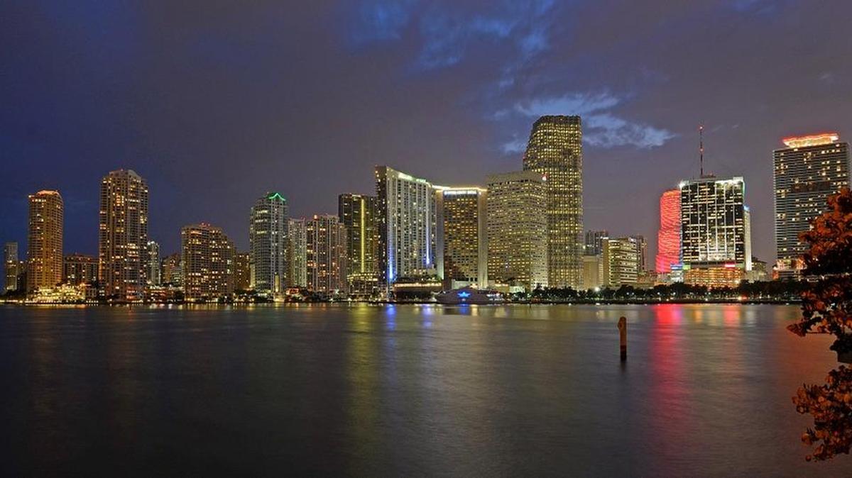 
Una vista nocturna de Miami desde la bahía. “Con casi 2,000 millas de costas y un promedio de seis pies de elevación, somos una de las ciudades más vulnerables al cambio climático”, dice Díaz. 
Renters in cities that people expect to be expensive, like New York City, San Francisco and Washington, D.C. arent the only ones struggling to pay the bills. More than a third of renters in Miami spend more than 50 percent of their income on housing. The Miami skyline, pictured in 2012. Illustrates CITIES-RENT (category f), by Jonnelle Marte (c) 2015, The Washington Post. Moved Wednesday, July 15, 2015. (MUST CREDIT: Bloomberg News photo by Mark Elias.)
