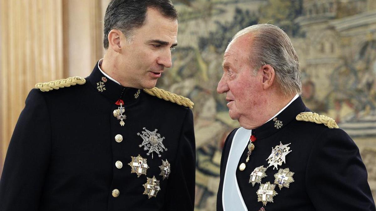 El rey Juan Carlos habla tras su abdicación con su hijo Felipe, el nuevo monarca español, en el Palacio de la Zarzuela, en Madrid, en junio del 2014.