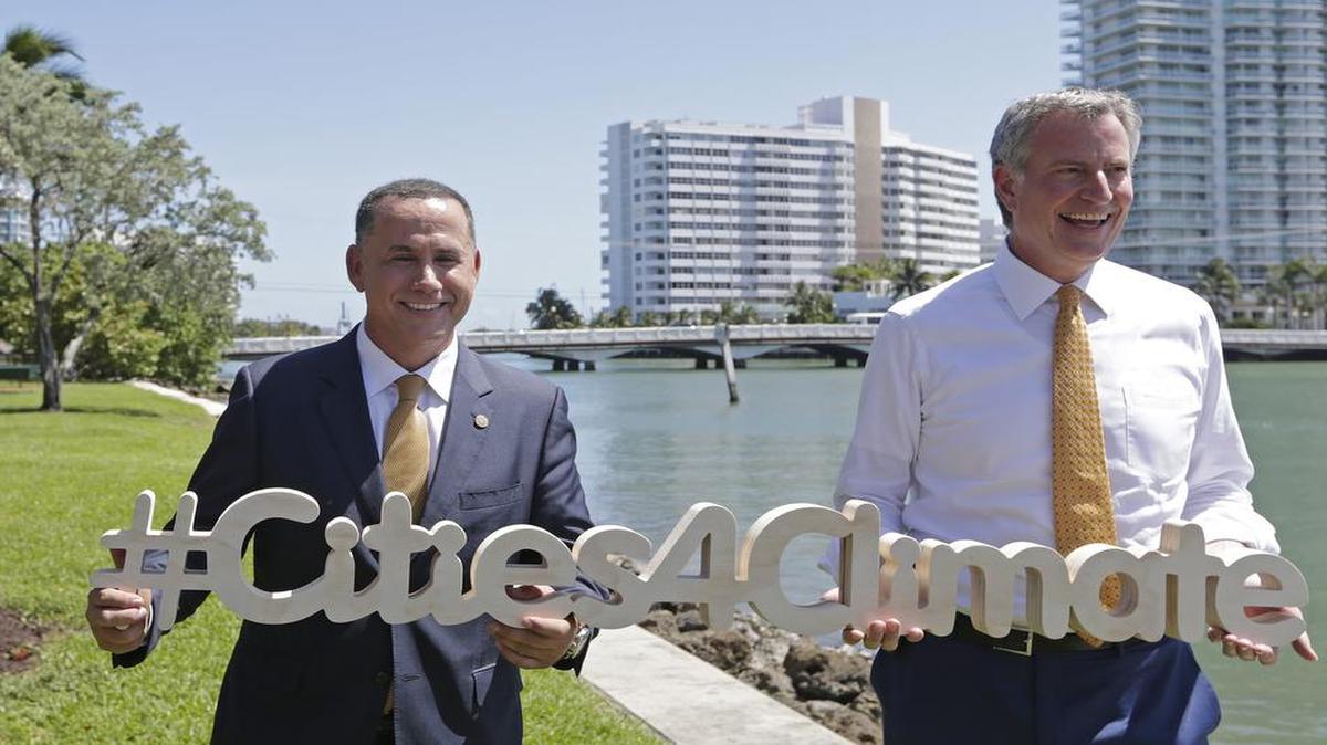 Los alcaldes Philip Levine, de Miami Beach (izq), y Bill de Blasio, de Nueva York, fotografiados el 23 de junio en Miami Beach.
