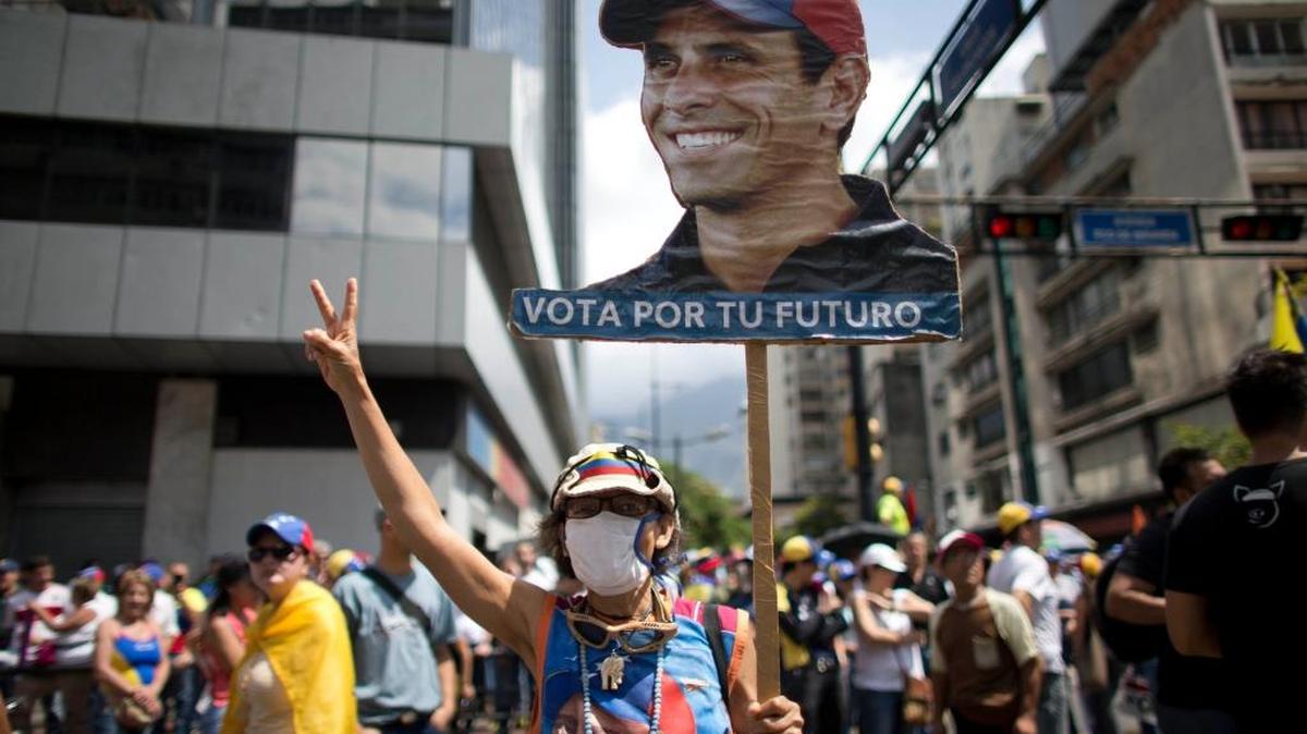 Una mujer lleva una imagen del opositor Henrique Capriles en una manifestación contra el gobierno de Maduro en Caracas, el 8 de abril.
