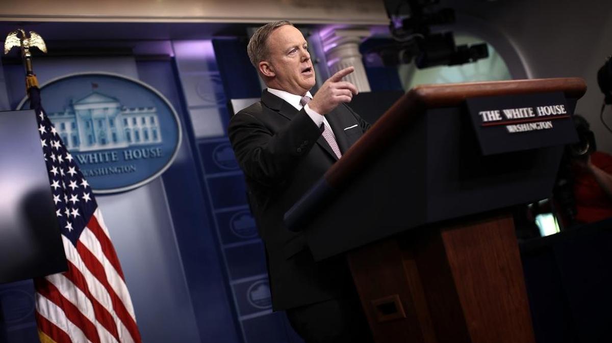 El secretario de Prensa de la Casa Blanca, Sean Spicer, responde preguntas sobre política exterior y gastos en Washington, DC.