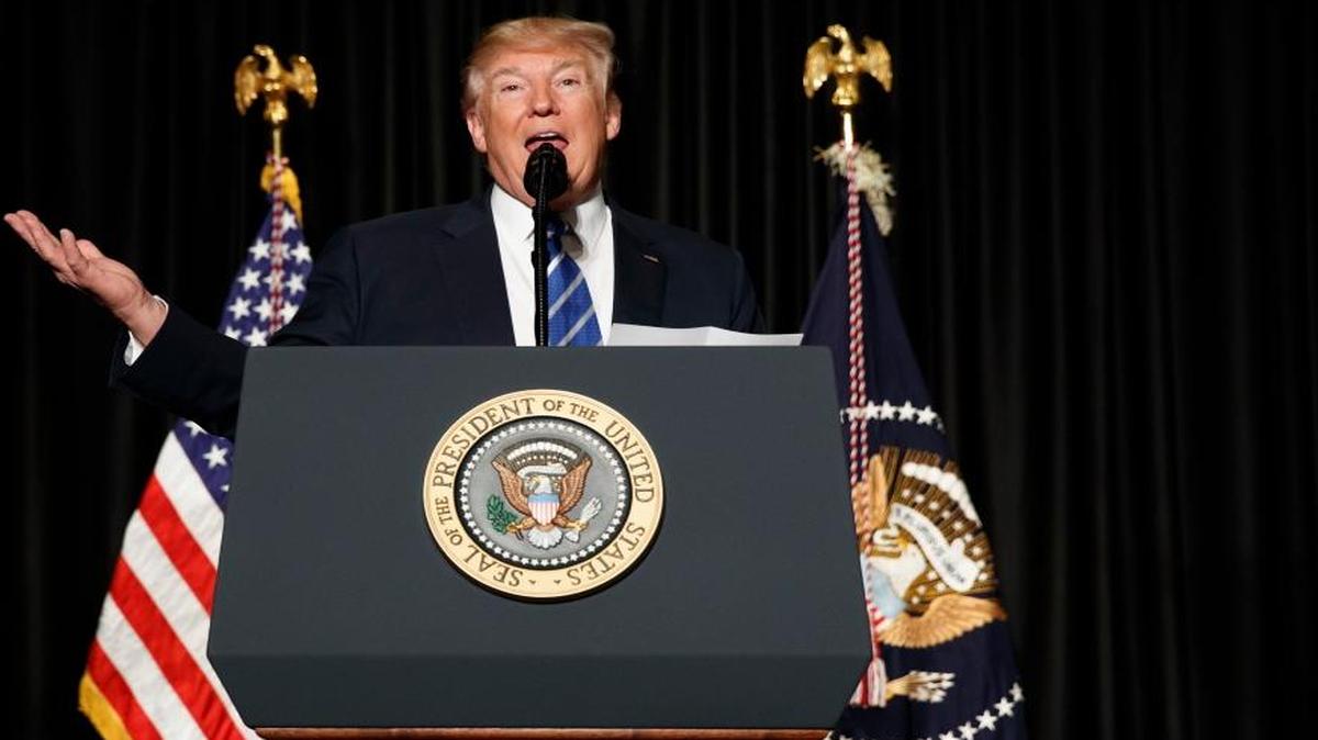 El presidente Donald Trump habla a Major County Sheriffs' Association y Major Cities Chiefs Association, el 8 de febrero en Washington.