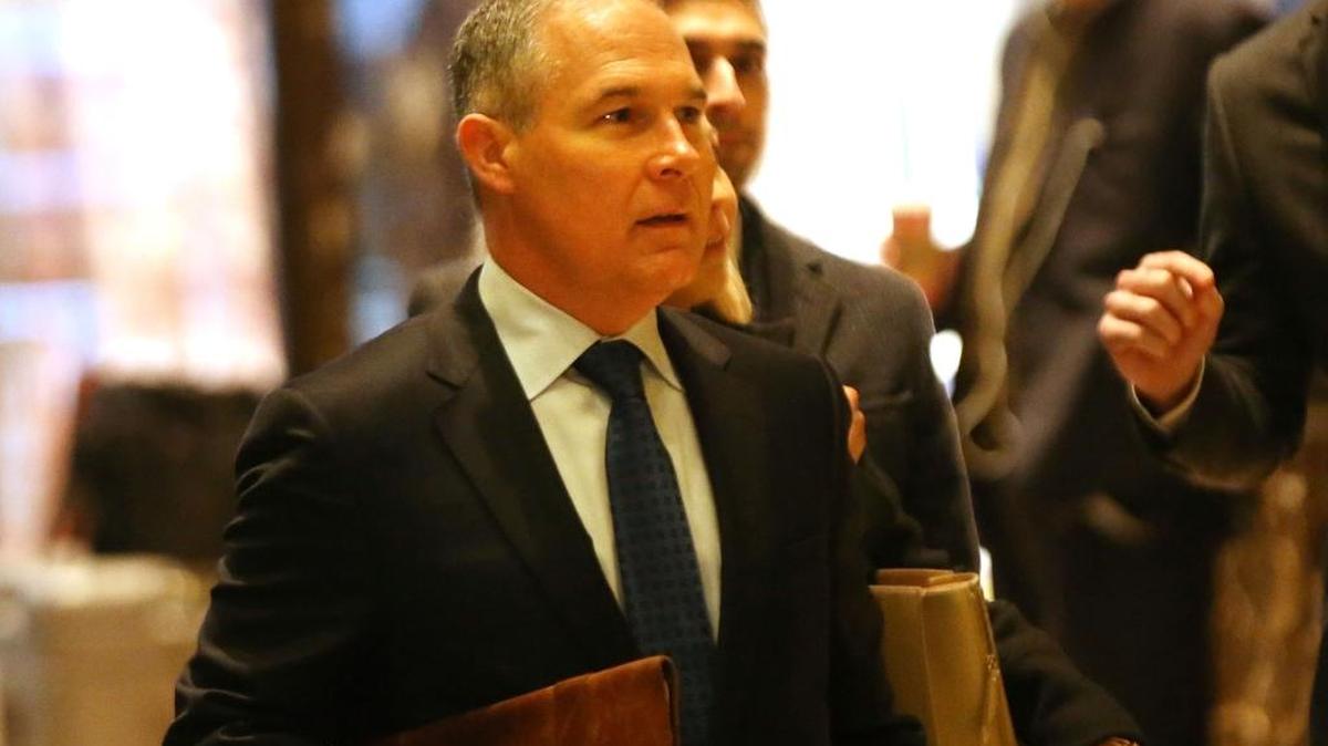 El procurador general de Oklahoma, Scott Pruitt, llega a la Torre Trump en Nueva York el pasado 7 de diciembre. El presidente electo Donald Trump nombró a Pruitt para dirigir la Agencia de Protección Ambiental.